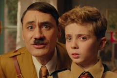 Taika Waititi (Hitler) e Roman Griffin Davis (Jojo)