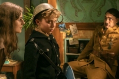Thomasin McKenzie (Elsa Korr), Roman Griffin Davis (Jojo) e Taika Waititi (Hitler).