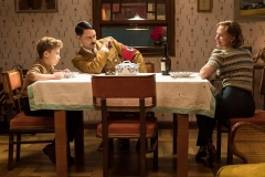 Roman Griffin Davis (Jojo Rosie Betzler), Taika Waititi (Hitler) e Scarlett Johansson (Rosie Betzler).